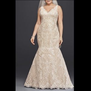 Oleg Cassini Plus Size Lace Trumpet Wedding Dress White
OLEG CASSINI
8CWG747